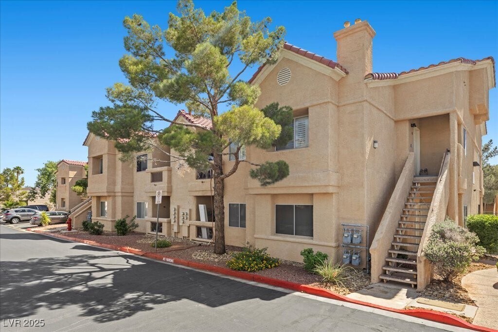 900 Heavenly Hills Ct in Las Vegas, NV - Building Photo