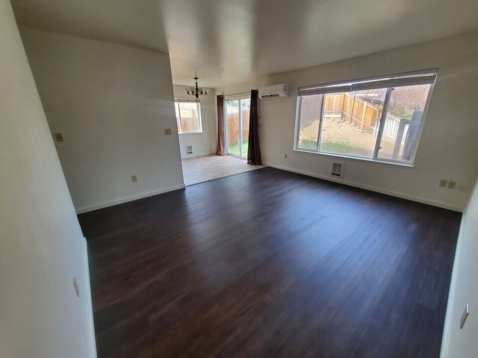 2141 SW Quartz Ave in Redmond, OR - Building Photo