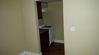 932 E College St in Iowa City, IA - Building Photo - Building Photo