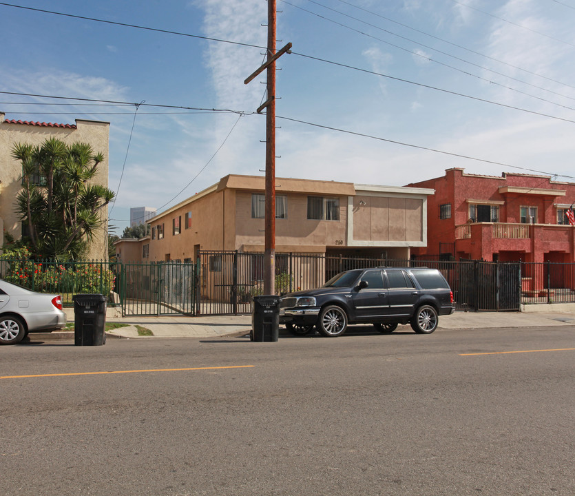 Fifty Apartments in Los Angeles, CA - Foto de edificio