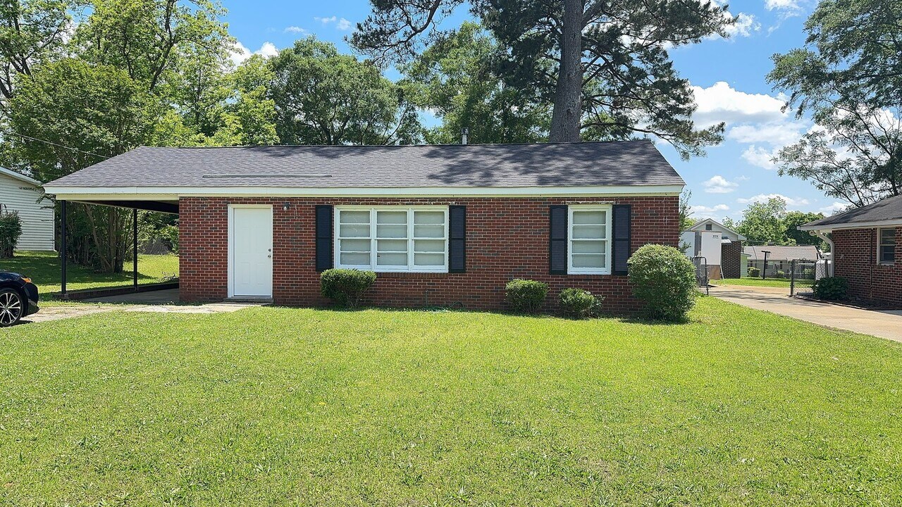 809 S 10th St in Lanett, AL - Building Photo