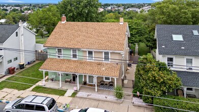 2221 N 1st Ave in Whitehall, PA - Foto de edificio - Building Photo