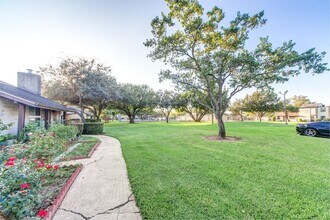 7154 S Dairy Ashford Rd in Houston, TX - Building Photo - Building Photo