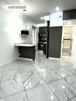 318 E 62nd St in New York, NY - Building Photo