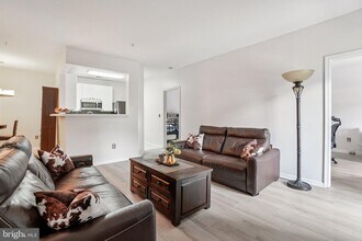 11322 Westbrook Mill Ln, Unit 204 in Fairfax, VA - Foto de edificio - Building Photo