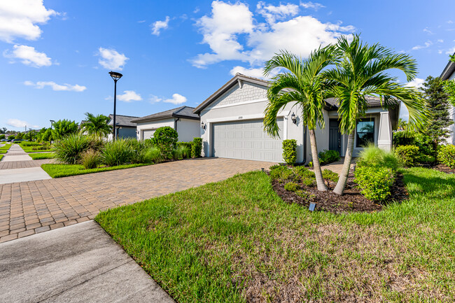 2208 Yellowfin Cir in Naples, FL - Foto de edificio - Building Photo