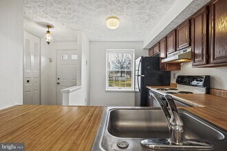 3525 Laurel View Ct in Laurel, MD - Building Photo - Building Photo