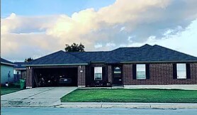 2404 Thomas St in Taylor, TX - Building Photo