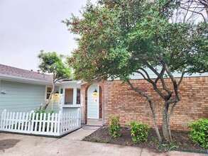 7010 Lakeshore Dr in Rowlett, TX - Foto de edificio - Building Photo