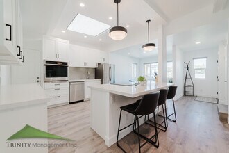 341 N Sierra Ave in Solana Beach, CA - Building Photo - Building Photo