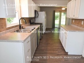 2290 Suncrest Dr in Cuyahoga Falls, OH - Building Photo - Building Photo