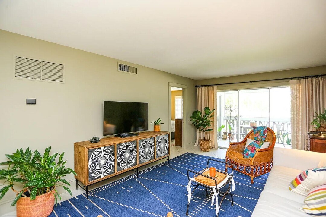 750 Mooring Line Dr in Naples, FL - Building Photo