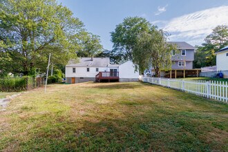 385 Pond Point Ave in Milford, CT - Building Photo - Building Photo