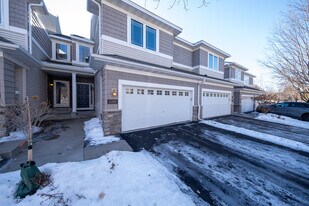 15819 Porchlight Ln in Eden Prairie, MN - Building Photo