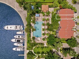 3602 Yacht Club Dr in Miami, FL - Building Photo