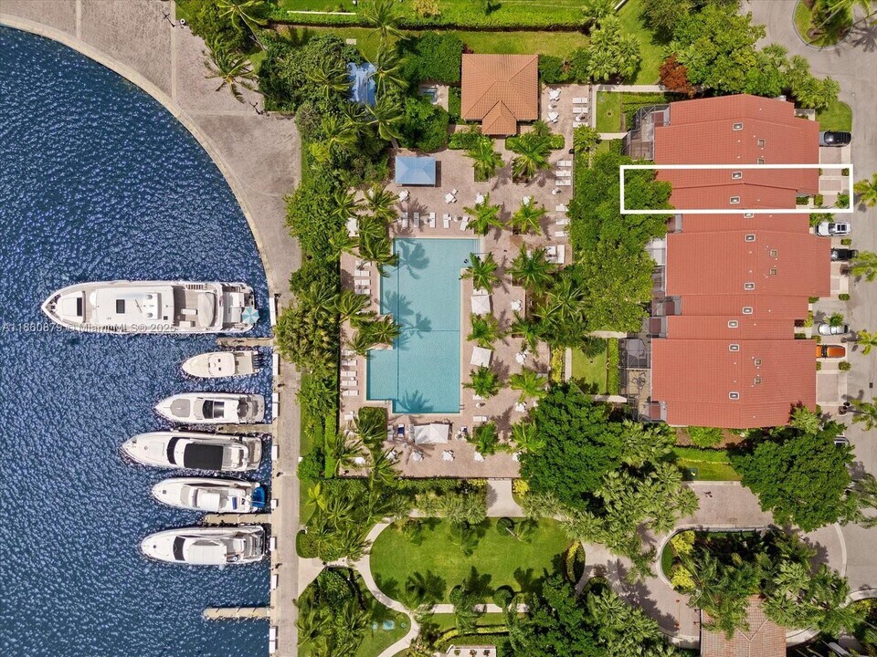 3602 Yacht Club Dr in Miami, FL - Foto de edificio