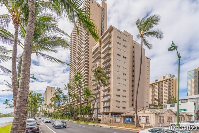2115 Ala Wai Blvd in Honolulu, HI - Foto de edificio - Building Photo