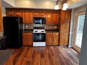 525 Calmwater Ln in Alpharetta, GA - Foto de edificio - Building Photo