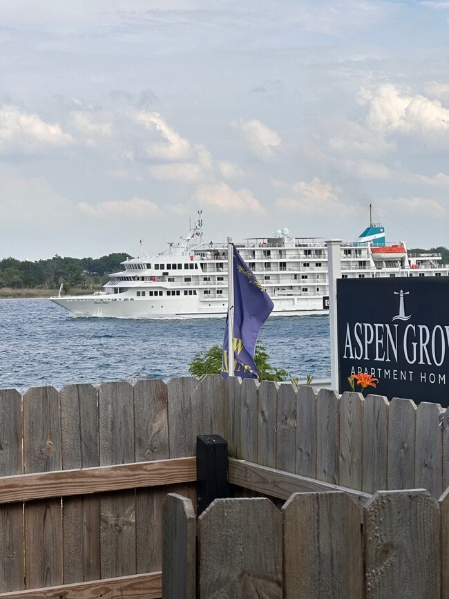 Aspen Grove ~ Discover the Simplicity of Cottage Living on the River in Marysville, MI - Foto de edificio - Building Photo