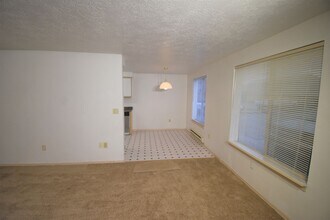 125 E Elmore St in Lebanon, OR - Building Photo - Building Photo