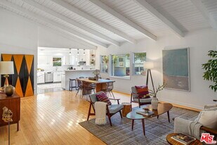 1102 Maple St in Santa Monica, CA - Building Photo