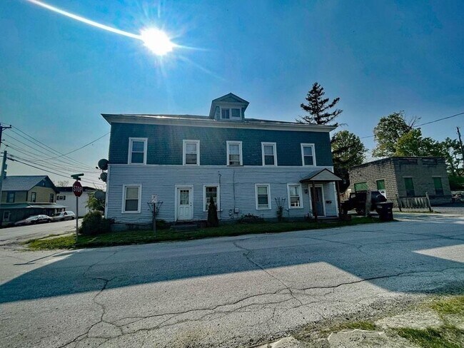 2 Cottage St, Unit Apt 1 in Fair Haven, VT - Building Photo - Building Photo