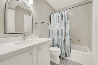 11540 Chimney Rock Rd, Unit 117 in Houston, TX - Building Photo - Building Photo