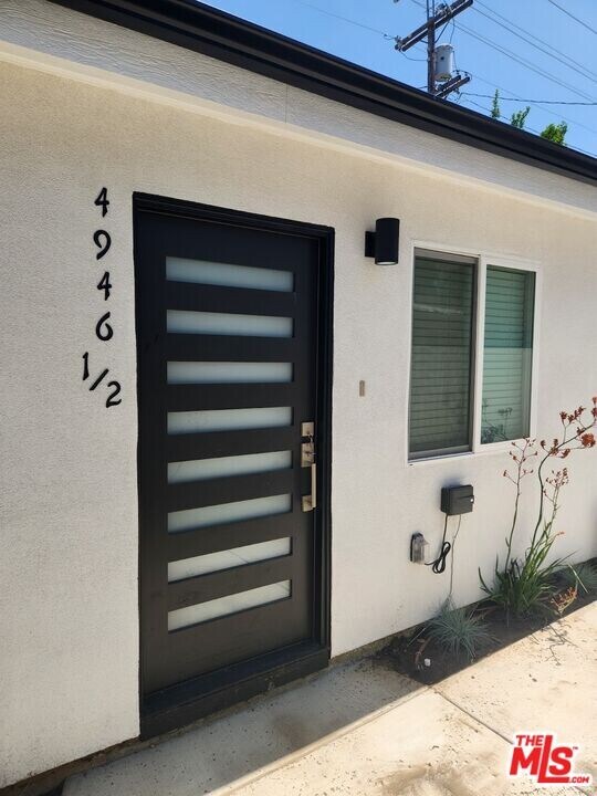 4946 1/2 CA-27 in Los Angeles, CA - Building Photo