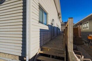 906 68 Av SW in Calgary, AB - Building Photo