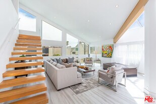 18 Union Jack St in Marina Del Rey, CA - Building Photo