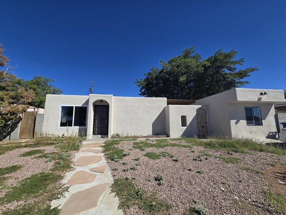 1804 Kirby Ct NE in Albuquerque, NM - Foto de edificio