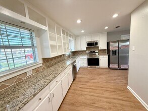 207 Estates Dr in Woodway, TX - Building Photo - Building Photo