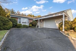 29 Joyce Ln in Woodbury, NY - Building Photo