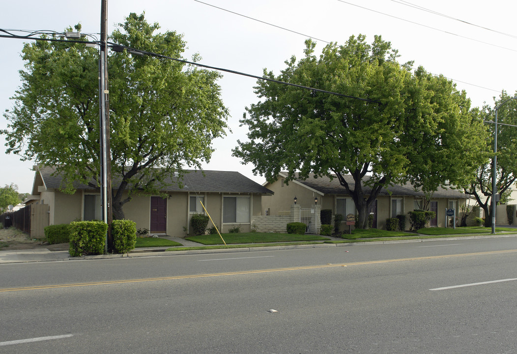 Barstow Gardens in Fresno, CA - Building Photo