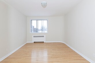 Jardins Decelles in Montréal, QC - Building Photo - Building Photo