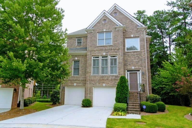 7295 Village Creek Trce, Unit 2D in Atlanta, GA - Foto de edificio