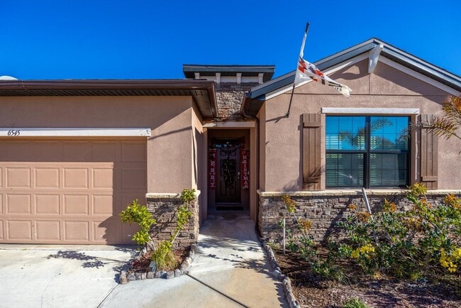 6545 NW Oaklawn Way in Port St. Lucie, FL - Foto de edificio - Building Photo