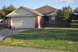 705 Katy Ln in Whitewright, TX - Building Photo