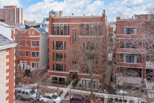 635 W Briar Pl in Chicago, IL - Foto de edificio - Building Photo