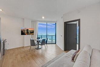 398 NE 5th St in Miami, FL - Foto de edificio - Building Photo