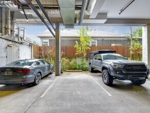 2530 SE 26th Ave, Unit 404 in Portland, OR - Foto de edificio - Building Photo