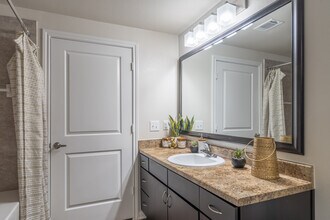 The Henry at New Forest in Houston, TX - Foto de edificio - Interior Photo