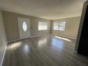 28164 Robin Ave, Unit Robin in Santa Clarita, CA - Building Photo - Building Photo