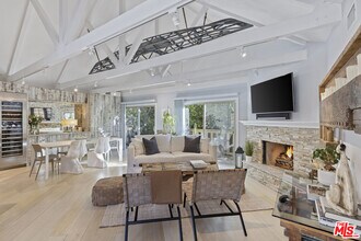 1362 Palisades Beach Rd in Santa Monica, CA - Building Photo - Building Photo