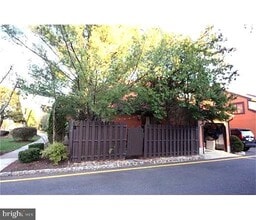 24 Riverbend Dr in North Brunswick, NJ - Building Photo - Building Photo