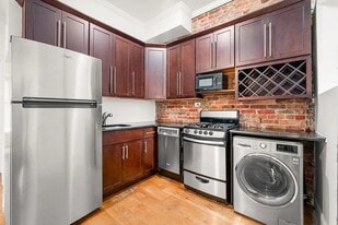 107 Christopher St, Unit 18 in New York, NY - Building Photo