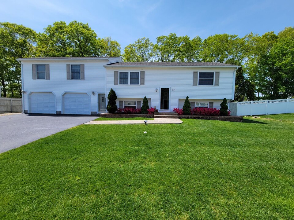 27 Medieval Way in West Warwick, RI - Building Photo