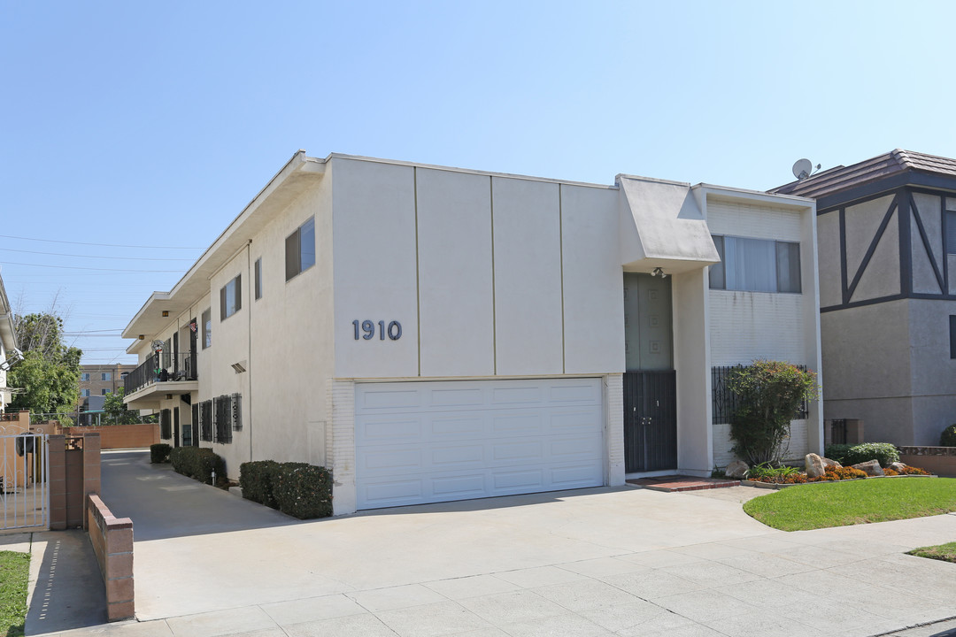 1910 Corinth Ave in Los Angeles, CA - Building Photo