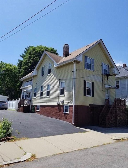 197 Sutton Ave in East Providence, RI - Building Photo