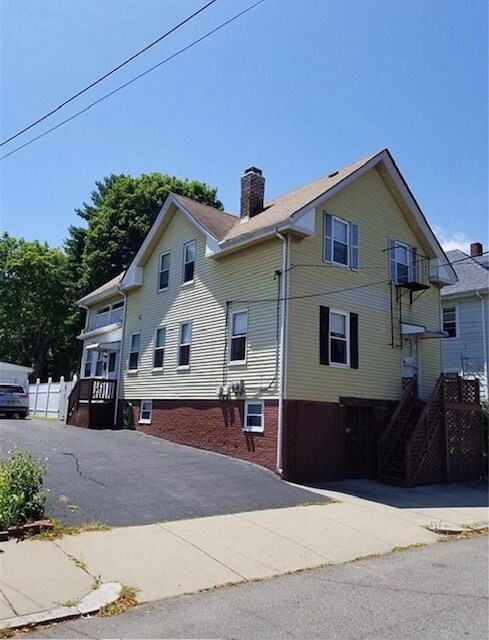 197 Sutton Ave, Unit 1 in East Providence, RI - Building Photo